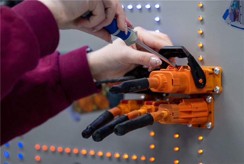 Eine angehende KfZ-Mechatronikerin: Der Anteil der Abiturienten, die sich für eine Lehre entschieden, stieg von 35 Prozent im Jahr 2011 auf 47,4 Prozent im Jahr 2021.