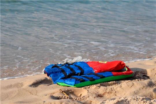Eine angespülte Rettungsweste: Auch in Libyens Nachbarland Tunesien waren erst kürzlich Dutzende Migranten ertrunken (Archivbild).