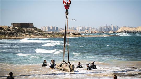Eine antike Statue wird im Hafen von Abu Qir vom Meeresgrund des Mittelmeers geborgen