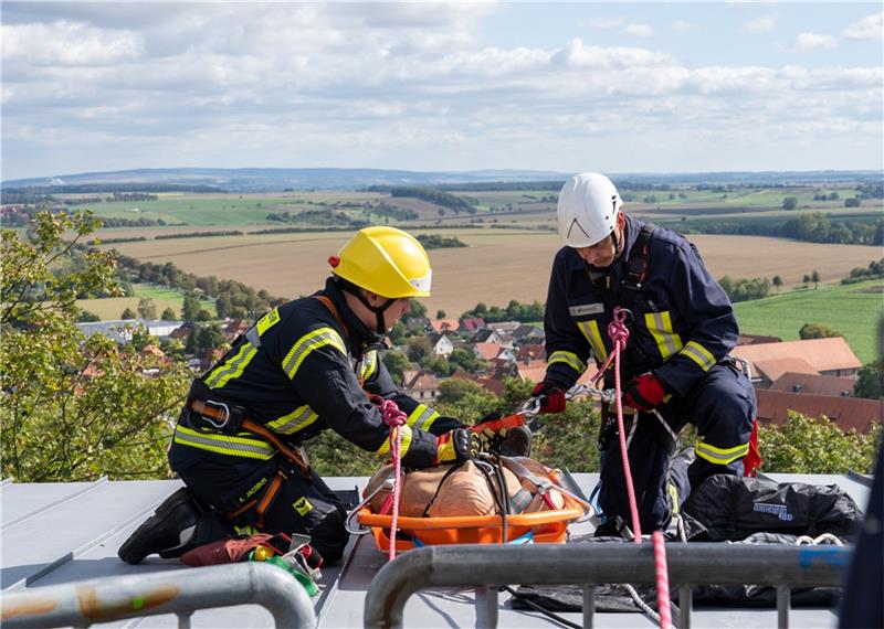 Feuerwehren aus Celle und Liebenburg proben Ernstfall Eine auf dem Hausmannsturm am Burgberg in Liebenburg verletzt vorgefundene Person kann von zwei Feuerwehrmännern gesichert und mit aller Vorsicht an der Außenseite des Turmes abgeseilt werden. Foto: Feuerwehr