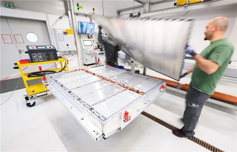 Recycling von E-Auto-Batterien noch entfernt von Serienreife Eine ausgediente Batterie eines Elektroautos wird bei VW in Salzgitter recyclet.