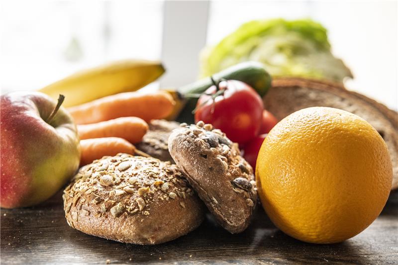 Eine ausgewogene und abwechlungsreiche Ernährung kann viele Probleme mit dem Darm verhindern. Lebensmittel mit Ballaststoffen sorgen dafür, dass die Verdauung gut funktioniert. Foto: picture alliance/dpa/dpa-tmn | Robert Günther