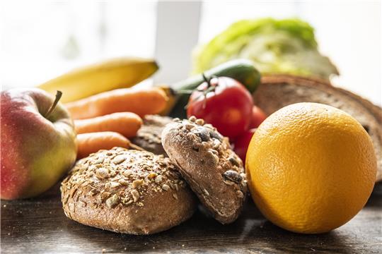 Eine ausgewogene und abwechlungsreiche Ernährung kann viele Probleme mit dem Darm verhindern. Lebensmittel mit Ballaststoffen sorgen dafür, dass die Verdauung gut funktioniert. Foto: picture alliance/dpa/dpa-tmn | Robert Günther