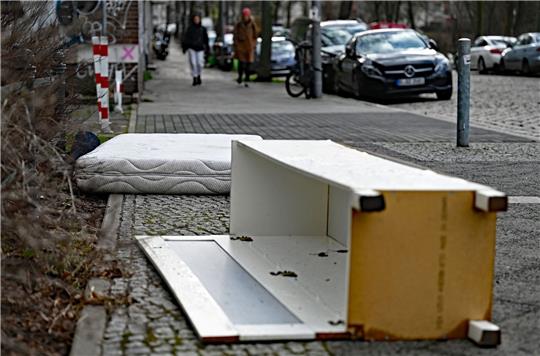 Eine ausrangierte Matratze und ein beschädigter Schrank liegen auf einem Gehweg. Berlin muss wegen Pannen nochmal wählen. Und mancher fragt sich: «Bekommen die eigentlich gar nichts hin?»