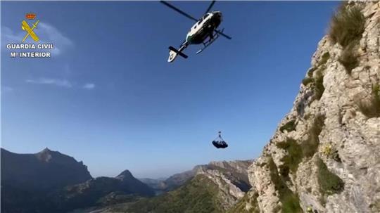 Eine beim Wandern auf Mallorca tödlich verunglückte Deutsche wird mit Hilfe eines Hubschraubers aus unwegsamem Gelände geborgen.