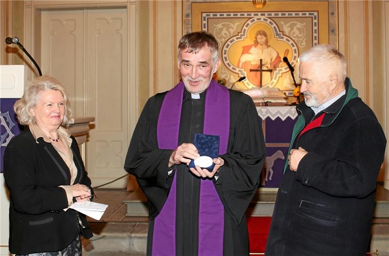 Eine besondere Ehrung: Pfarrer Harald Merz erhält 2018 die Thomasmedaille seiner Kirchengemeinde. Am vergangenen Samstag ist er gestorben. Archivfoto: Leifeld