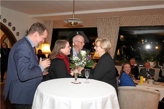 Eine besondere Ehrung wurde in diesem Jahr beim Neujahrsempfang in Hahnenklee Gerda Klockgether (am Tisch rechts) zuteil. Sie erhielt den Preis des Ortsrates für ihren Einsatz rund um die Stabkirche. Es gratulieren (v.li.): Robert Vallespir, Dr. Petra-Lucia Haumann und Ortsbürgermeister Heinrich Wilgenbus. Foto: Kammer