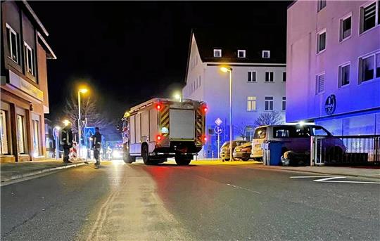 Eine breite Dieselspur, die sich kilometerlang durch Seesen erstreckt, streut die Feuerwehr ab. Foto: Feuerwehr Seesen