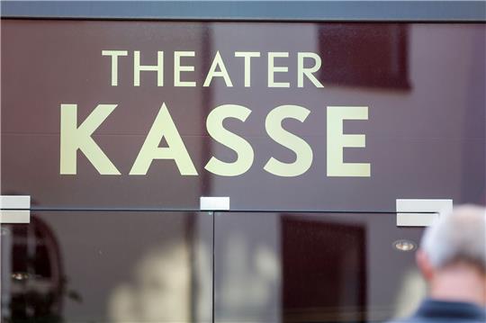 Eine breite Mehrheit der Erwachsenen in Deutschland findet es einer Umfrage zufolge richtig, Theater staatlich zu subventionieren.