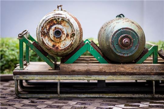 Eine britische 5-Zentner-Bombe (l.) und eine amerikanische 5-Zentner-Bombe (r.).