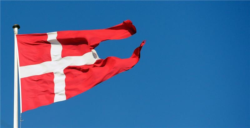 Dänemark präzisiert geplantes Verbot von Koranverbrennungen Eine dänische Flagge weht in Kopenhagen: Die dänische Regierung sucht nach rechtlichen Wegen, um Koranverbrennungen unter Strafe zu stellen.