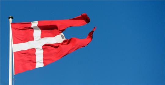 Eine dänische Flagge weht in Kopenhagen: Die dänische Regierung sucht nach rechtlichen Wegen, um Koranverbrennungen unter Strafe zu stellen.