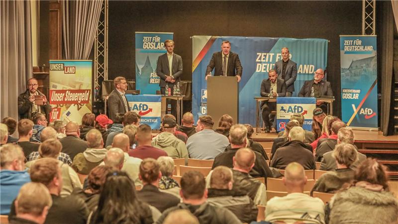 Eine Versammlung in Seesen mit vielen Zuschauern und AfD-Politikern auf der Bühne.