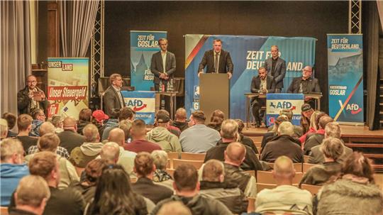 Eine Versammlung in Seesen mit vielen Zuschauern und AfD-Politikern auf der Bühne.