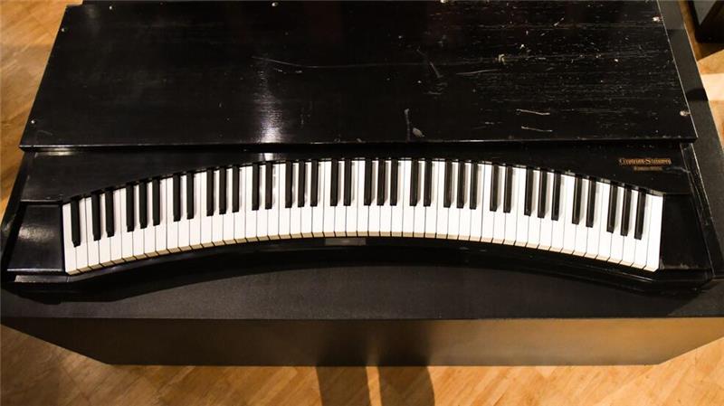 Eine der Ausstellungskuriositäten. Ein Klavier mit Bogenklaviatur von Grotrian-Steinweg. 