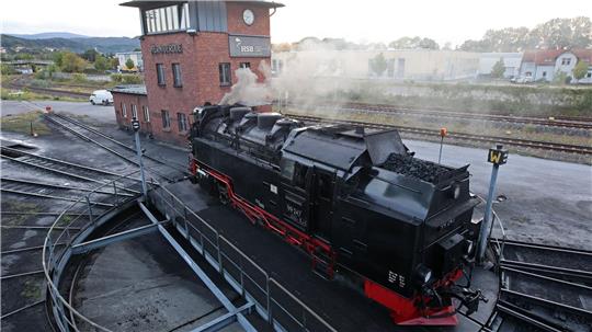 Eine der Dampflokomotiven der Harzer Schmalspurbahnen am Hauptbahnhof Wernigerode auf einem Drehkreuz.