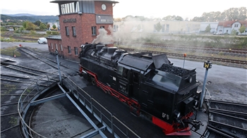 Eine der Dampflokomotiven der Harzer Schmalspurbahnen am Hauptbahnhof Wernigerode auf einem Drehkreuz.