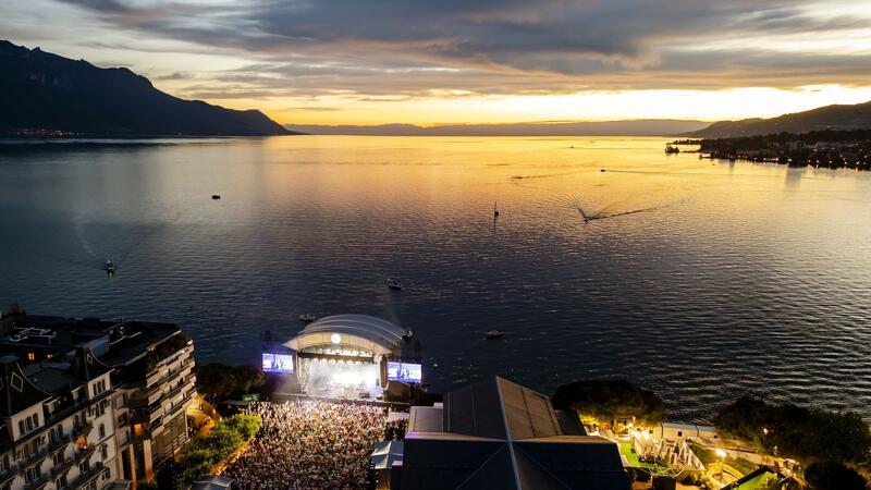 Spektakuläre Seebühne beim 58. Jazz Festival in Montreux Eine der Hauptbühnen wurde direkt auf den Genfersee gebaut.