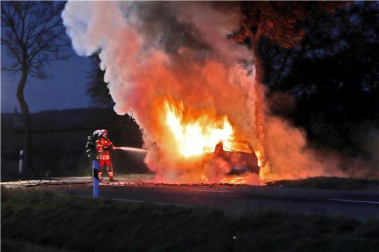 Eine der Unfallstellen, bei denen Nele Möller als Ersthelferin hilft: Ende Oktober kracht auf der Landesstraße 496 bei Lutter ein Pkw gegen einen Baum und fängt Feuer. Der Fahrer zieht sich schwere Verletzungen zu, aber überlebt.  Archivfoto: Gereke