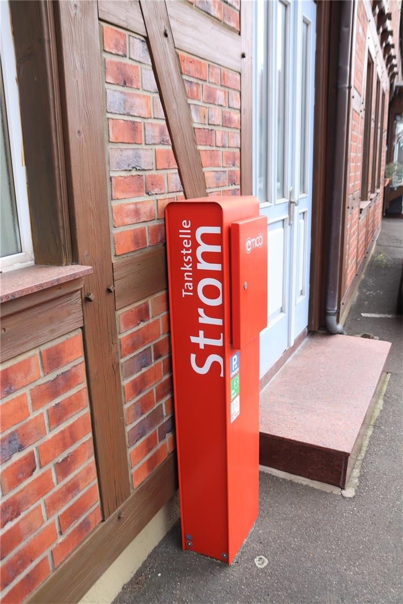 Eine der acht Stromtankstellen im Stadtgebiet steht vor dem Hotel „Zum Löwen“.