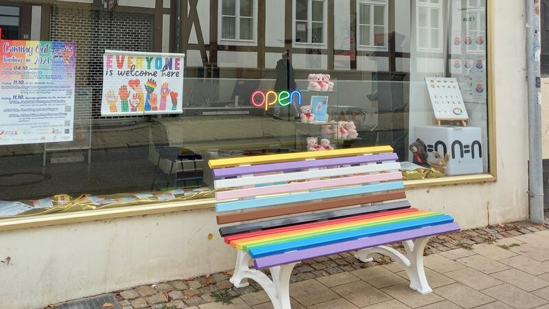 Eine der beiden Regenbogen-Bänke steht jetzt vor der Aidshilfe.