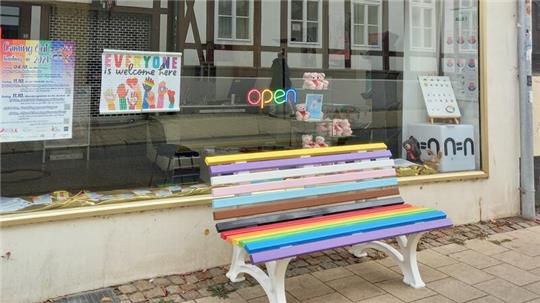 Eine der beiden Regenbogen-Bänke steht jetzt vor der Aidshilfe.