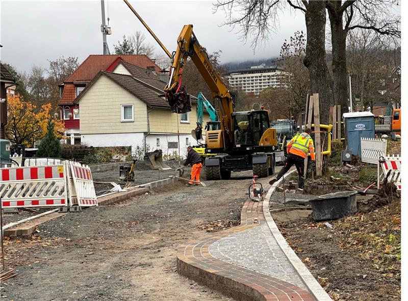 Braunlager Stadtsanierung: Nicht alle Anwohner müssen zahlen Eine der bislang letzten geplanten Vorhaben für die Stadtsanierung ist die Pflasterung der Kurpromenade zwischen Elbingeröder Straße und Kindergarten. Die Arbeiten sollten eigentlich im September abgeschlossen sein. Vor allem falsch in den Plänen eingezeichnete Versorgungsleitungen haben nach Auskunft des Bauamts für die Verzögerung gesorgt. Foto: Eggers