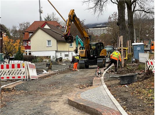 Eine der bislang letzten geplanten Vorhaben für die Stadtsanierung ist die Pflasterung der Kurpromenade zwischen Elbingeröder Straße und Kindergarten. Die Arbeiten sollten eigentlich im September abgeschlossen sein. Vor allem falsch in den Plänen eingezeichnete Versorgungsleitungen haben nach Auskunft des Bauamts für die Verzögerung gesorgt. Foto: Eggers