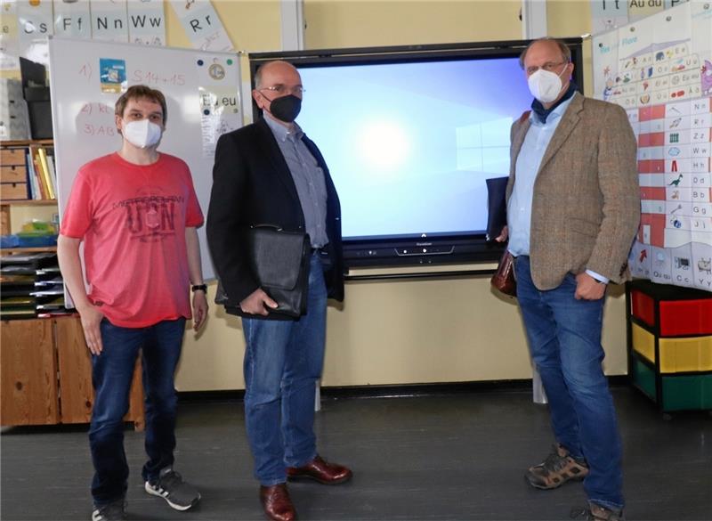 Schladen-Werla soll digitaler werden Eine der digitalen Tafeln in der Clemens-Schule Hornburg präsentieren Systemadministrator Daniel Wolff, Ausschussvorsitzender Stefan Lüttgau und Bürgermeister Andreas Memmert (v. li.). Drei weitere Tafeln sind bereits bestellt. Foto: Jambrek