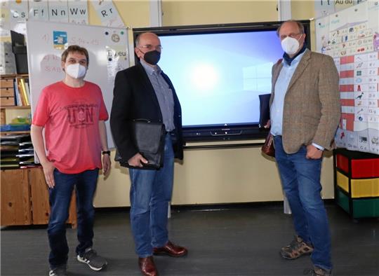 Eine der digitalen Tafeln in der Clemens-Schule Hornburg präsentieren Systemadministrator Daniel Wolff, Ausschussvorsitzender Stefan Lüttgau und Bürgermeister Andreas Memmert (v. li.). Drei weitere Tafeln sind bereits bestellt. Foto: Jambrek