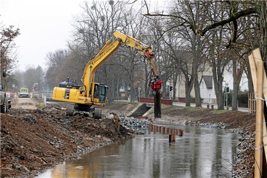 Eine der letzten Aktivitäten im Gewässer, bevor die Brut- und Setzzeit beginnt: Der Bagger zieht Spundwände aus der Nette, die den Baubereich abgrenzten. Foto: Gereke