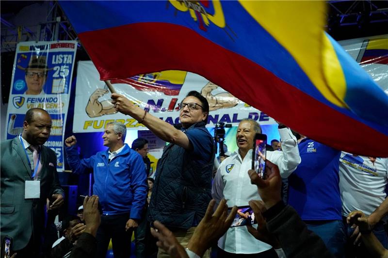 Ausnahmezustand in Ecuador nach Kandidaten-Mord Eine der letzten Aufnahmen von Fernando Villavicencio: Während einer Wahlkampfveranstaltung in Quito schwenkt der Präsidentschaftskandidat eine ecuadorianische Nationalflagge. Nach der Veranstaltung wurde er erschossen.