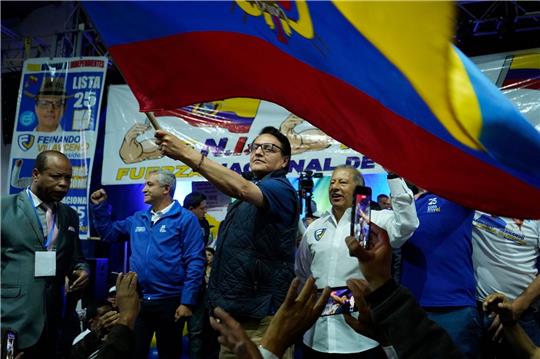 Eine der letzten Aufnahmen von Fernando Villavicencio: Während einer Wahlkampfveranstaltung in Quito schwenkt der Präsidentschaftskandidat eine ecuadorianische Nationalflagge. Nach der Veranstaltung wurde er erschossen.