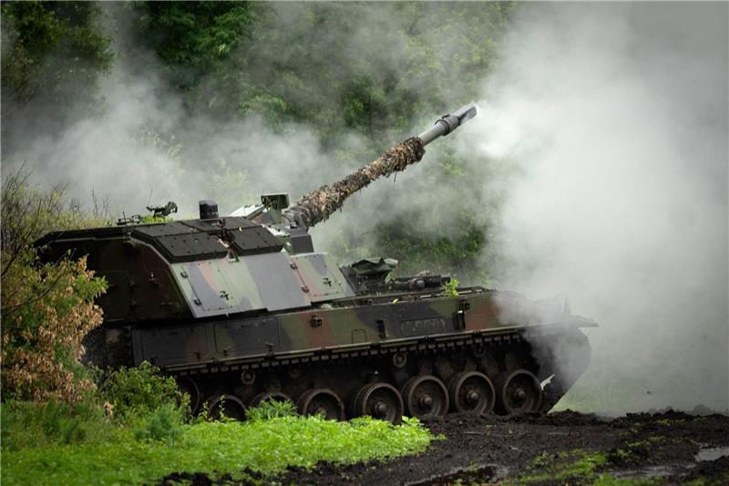 Krieg gegen die Ukraine: So ist die Lage Eine deutsche Panzerhaubitze 2000 der ukrainischen Armee feuert auf russische Stellungen an der Frontlinie in der Nähe von Bachmut.