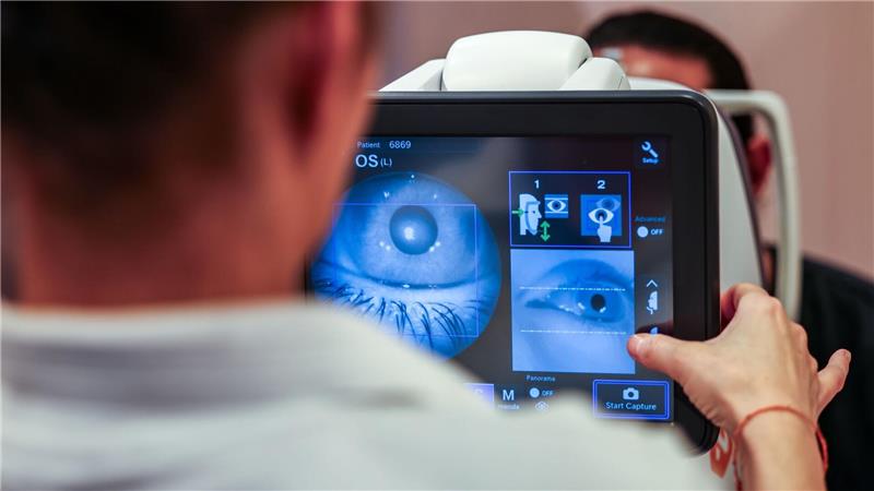 Gesundheitsangebote in der Drogerie - dm kontert Kritik Eine dm-Verkäuferin führt das Augenscreening durch.