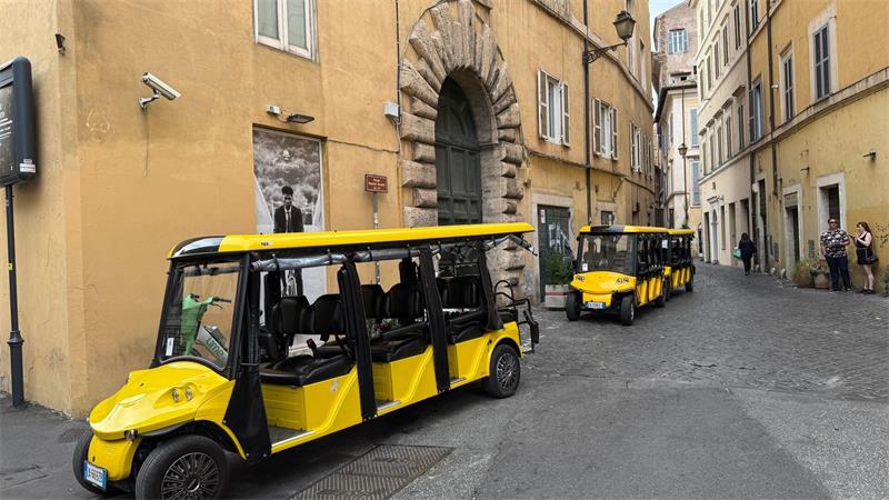 Touristen-Golfcarts verstopfen Roms Zentrum – Ärger wächst Eine dreistellige Zahl an Golfcarts ist in den engen Gassen der Ewigen Stadt unterwegs.