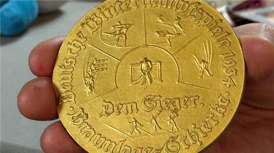 Eine echte Goldmedaille der Deutschen Winterkampfspiele 1934 in Braunlage und Schierke gehört zu den Schätzen, die auf Nachfrage im Heimat- und Skimuseum zu sehen sind.