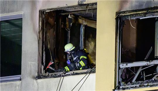 Eine ehrenamtliche Einsatzkraft der Feuerwehr arbeitet beim Brand im Krankenhaus.