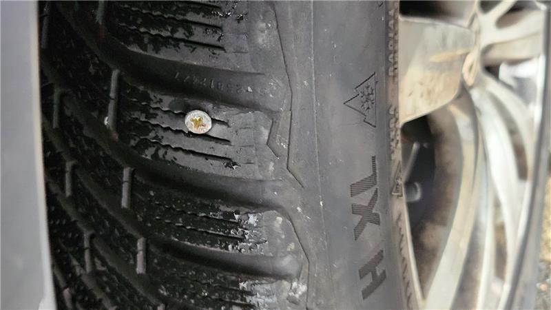 Eine einzelne Schraube im Reifen – das haben viele in Clausthal-Zellerfeld an ihrem Auto entdeckt.
