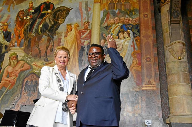 Magische Begegnung mit Isaac Julien in Goslar Eine fröhliche Zeremonie unter „ziemlich besten Freunden“: OB Urte Schwerdtner mit Kaiserringträger Isaac Julien. Fotos: Sowa