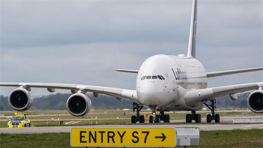Eine frühere Landung einer Lufthansa A380 in München. (Illustration)