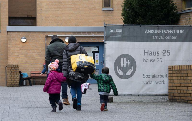 Eine geflüchtete Familie betritt eine Erstaufnahmestelle. Foto: Paul Zinken