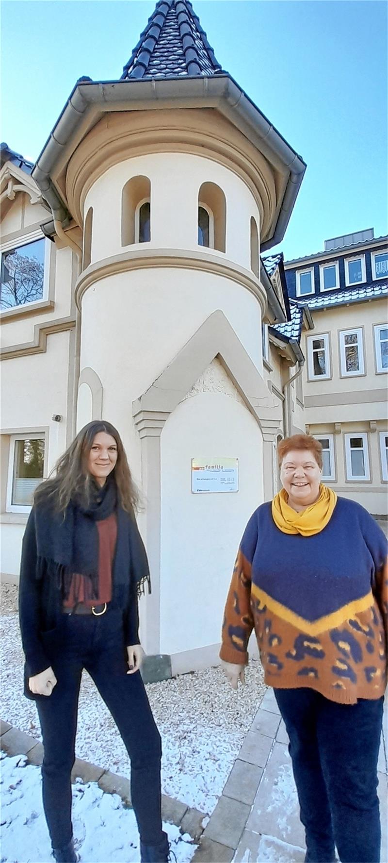 Personalkarussell bei Pro Familia in Goslar rotiert Eine geht, eine bleibt und baut etwas Neues auf: Bei Pro Familia in der Reußstraße, direkt gegenüber der Stiftsruine St. Georg, gibt es Veränderungen. Kristine Sterzer (li.) hat seit November die Leitungsfunktion inne und bekommt bald Verstärkung. Verabschieden muss sie sich dagegen von Monika Hentig (re.), die 18 Jahre lang die Stimme am Telefon war und den Anruferinnen und Hilfesuchenden die Angst vor Fragen und Beratung nahm. Hentig wurde „mit Renteneintritt Oma“ – neue Herausforderungen warten auf die Goslarerin. Foto: Kempfer