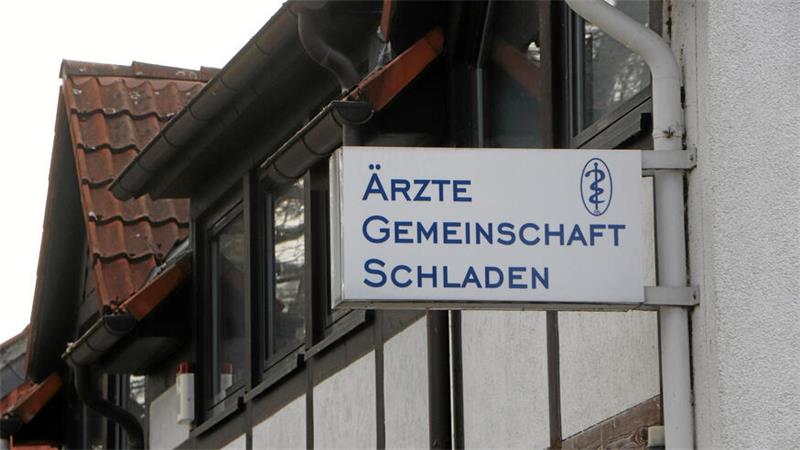 Schild mit der Aufschrift 'Ärzte Gemeinschaft Schladen' an einem Fachwerkhaus