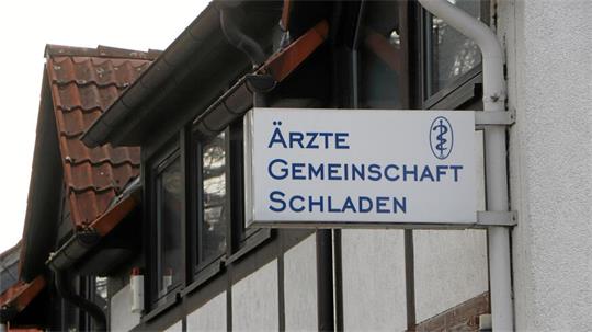 Schild mit der Aufschrift 'Ärzte Gemeinschaft Schladen' an einem Fachwerkhaus
