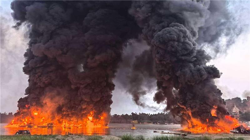 Eine gewaltige Rauchsäule stieg in den Himmel. 