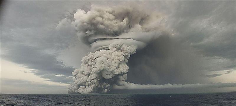 Rekordhöhe: Vulkanwolke von Tonga reichte 57 Kilometer hoch Eine gewaltige Säule aus Asche schießt aus dem Vulkan.