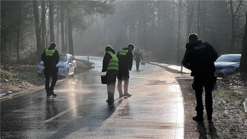 Spiegelglatte Straßen bremsen Verkehr in Niedersachsen aus Eine glatte Straße wurde per Hand gestreut, weil Räumfahrzeuge nicht mehr durchkamen.