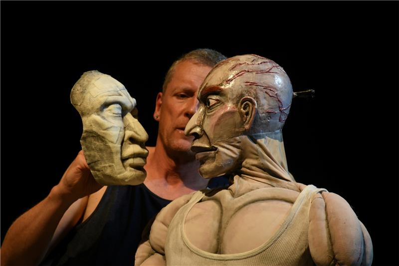 Eine grandiose Leistung: Sebastian Kautz haucht der Kohlhaas-Figur (rechts) Leben ein. Selbst der wie als Totenmaske daherkommende Landesherr wirkt in der Konfrontation der Fratzen einfach dämonisch.  Fotos: Kempfer