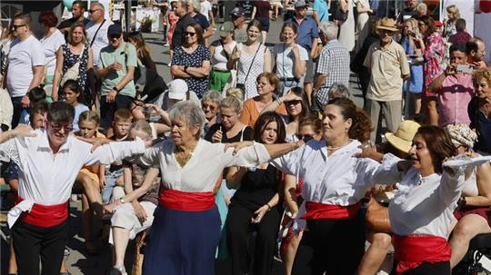 Eine griechische Tanzgruppe aus der Region mischt sich unter die Besucher und animiert sie zum Mittanzen.